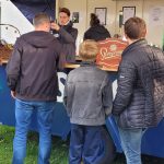 Mitarbeiterin Service Ausschank am Bierwagen mit Service